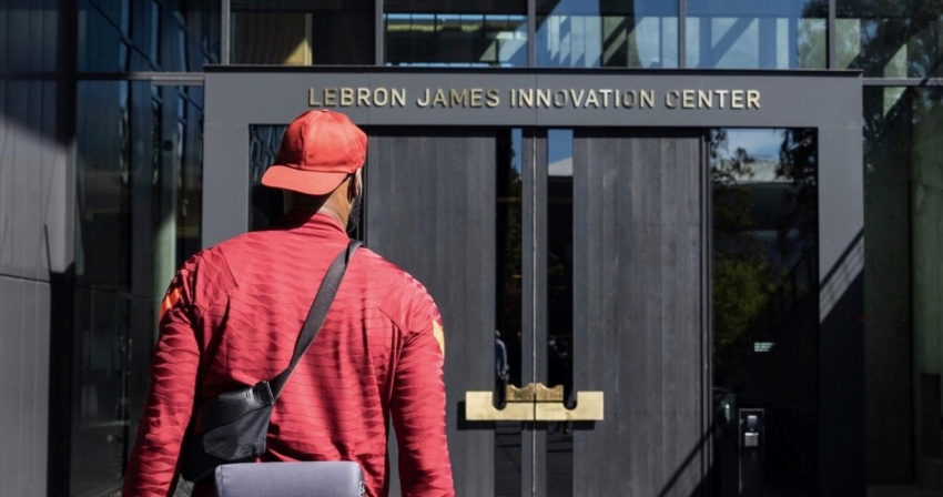 لبرون جیمز (LeBron James ) با شرکت Nike همکاری می‌کند